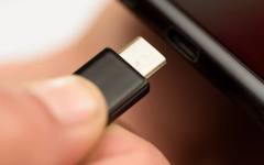 Може ли да почистите USB-C порта си с горещ силикон?