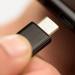Може ли да почистите USB-C порта си с горещ силикон?