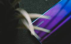 В 10 000mAh батерията рекордьор на този телефон от среден клас на Huawei няма нищо средно