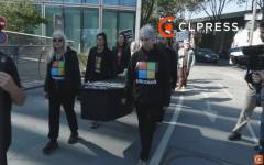 Френски еколози организираха "погребение" на Windows 10 с ковчег по улиците, като поискаха от Microsoft да удължи поддръжката