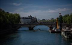 Автобус падна в река Сена край Париж; шофьорката, наставникът ѝ и двамата пътници бяха спасени