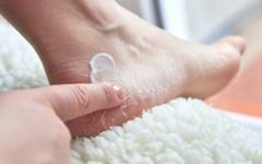 Лесен домашен метод, който помага при сухи и напукани пети