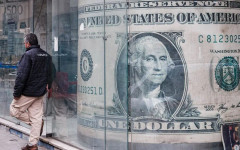 Войната в Иран засилва зависимостта на световната търговия от долара