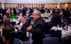 На фона на стрелба, той предпочете салатата! Запознайте се със #SaladMan