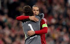 Ван Дайк: Би било голям удар по Ливърпул, ако Алисон напусне сега