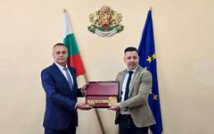 Новият областен управител на Добрич Руслан Томов встъпи в длъжност и получи символичния ключ на областта от Асен Атанасов