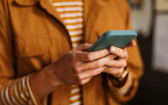 Третият е излишен: Какво е "фъбинг" и как телефонът убива връзката ви