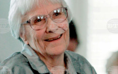 Родената преди век Харпър Ли пише само един роман, след което се превръща в "литературната Грета Гарбо"