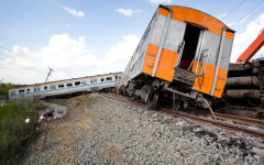 Два влака се сблъскаха в Индонезия; жертвите са най-малко седем