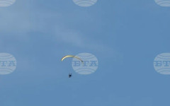 Парапланерист е бил свален невредим от дърво от планински спасители от Кюстендил