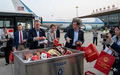 US дипломати изхвърлиха всички подаръци преди да отпътуват от Китай