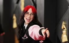 Били Айлиш работи с Джеймс Камерън по нов филм, посветен на турнето ѝ