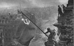 1 май 1945 г. Червеният флаг се вее над Райхстага
