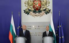 Служебните министри предават властта на членовете на редовния кабинет