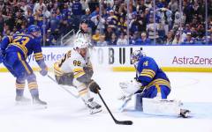 Бостън оцеля срещу Бъфало след драма с продължение