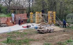 В село Червен брег, община Дупница, доброволци изграждат навес в двора на църквата "Свети Никола"
