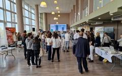 Частни компании и професионални гимназии представиха дейността си на второто издание на "Панаир на професиите" в Общинския младежки дом в Шумен