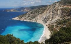 Недокоснати плажове: Гърция забрани шезлонгите на 250 ивици