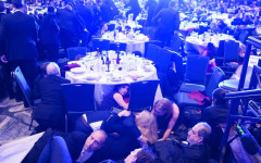 "Залегни и грабвай виното!": Жена стана хит в мрежата, заснеха я да прибира алкохол след стрелбата срещу Тръмп