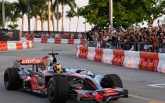 Макларън с епично шоу по улиците на Маями