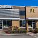 McDonald's отчита по-високи приходи и печалба от очакваното, но сравнимите продажби изостават