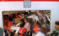 Броят на жертвите от влакова катастрофа в Индонезия нарасна