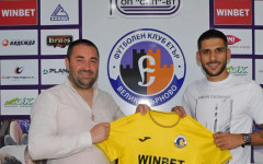 Пази за вековен отбор, но и умее да бележи: Вратарят, който доказва, че българите могат