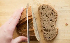 Режем хляба грешно? Обърнете го с дъното нагоре, съветват пекари