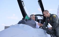 Премиерът Гюров се качи на изтребител F-16