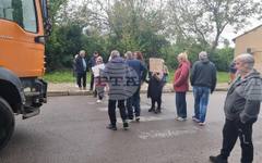 Жители на села в община Бобов дол затвориха тази сутрин път в знак на протест срещу замърсяването на въздуха от ТЕЦ "Бобов дол"