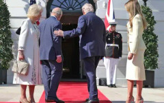 The Daily Mail: Тръмп наруши протокола, като потупа крал Чарлз III по рамото