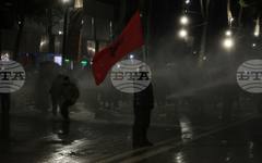 Демонстранти хвърляха коктейли "Молотов", а полицията използва сълзотворен газ по време на опозиционен протест в Тирана снощи