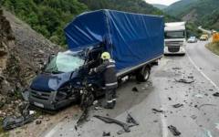 Тежка катастрофа с ТИР и пътнически микробус е станала край село Лютидол