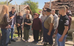 Пример за смелост: Деца помагат в потушаването на пожар в село Кабиле