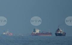 Американски морски пехотинци се качиха на борда на търговски кораб в Арабско море, а после го освободиха, съобщи Централното командване