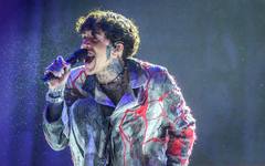Фронтменът на Bring Me the Horizon със сътресение, след като фен го удари с телефон
