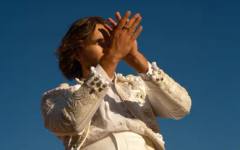 Папи Ханс влиза в дуел с любовта в песента "Едно"