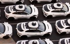 Десетки автономни автомобили на компанията Waymo се задръстиха в задънена улица
