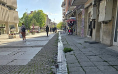 Ремонтират компрометирания отводнител срещу ГУМ в Дупница