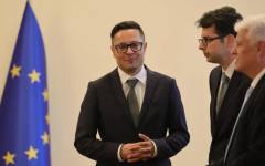 Министърът на икономиката временно спря всички плащания от дъщерни дружества и обществени поръчки