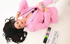 KristinSax превръща флейтата в героиня на "Розови очила"