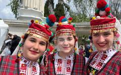 Пролетен фолклорен фестивал "Цветно ми е!" събира варненци в Морската градина на Гергьовден