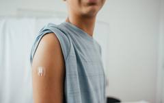 Майка обръсна главата на сина си и излъга, че е болен от рак, за да живее в лукс