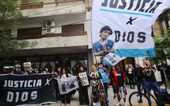 Бившата съпруга на Марадона в съда: Той е убиецът! Заради него почина бащата на детето ми