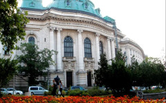 Опасна диагноза: Най-старият ни университет рискува да спре да обучава фармацевти и медици