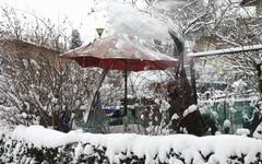 Сняг трупа в Румъния, зимата се завърна часове преди 1 май