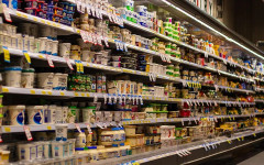 БАБХ унищожава над 2 т кисело мляко и 4200 л айрян от мандра, манипулирала срока на годност